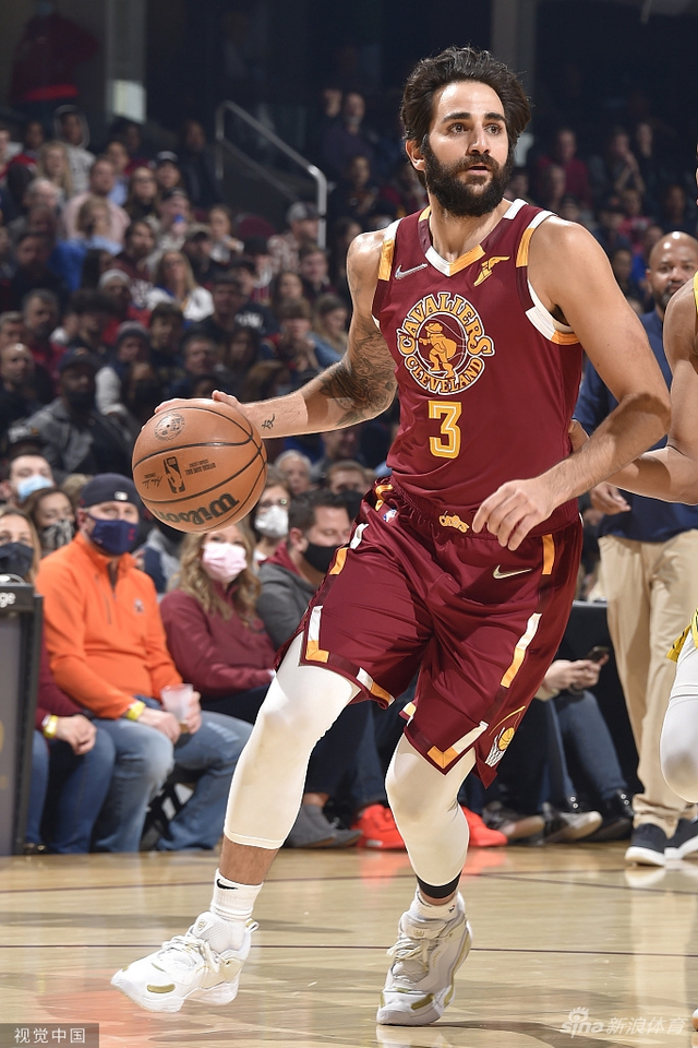 更凸显了她 更凸显了她